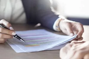 Mano con bolígrafo sobre un documento