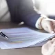 Mano con bolígrafo sobre un documento