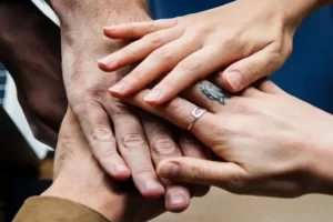 manos superpuestas una encima de otras