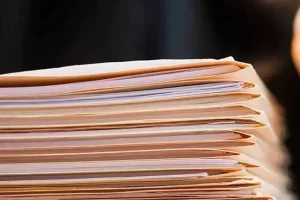 Papeles con lista de morosos