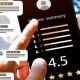 Smartphone con reseñas de internet